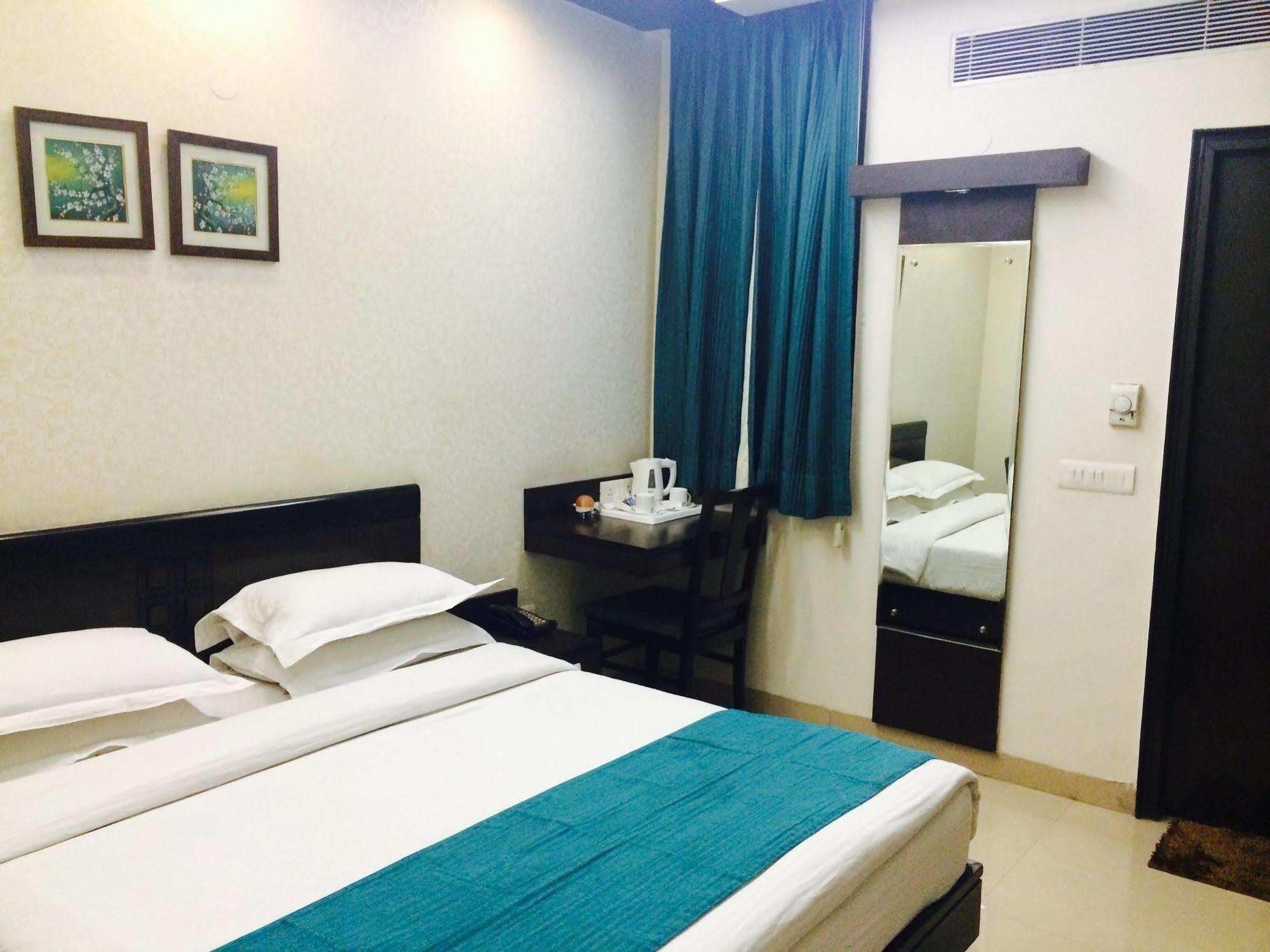 Fabhotel Rockland New Delhi Exterior photo